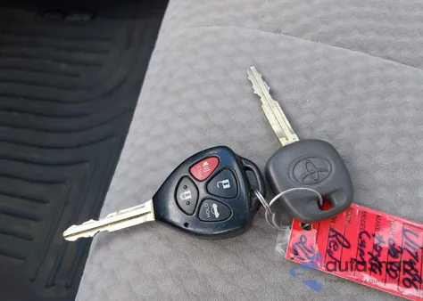 2010 Toyota Camry Le z USA, uszkodzony, nr VIN 4T1BF3EK2AU031761